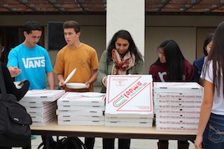 Key Club members selling pizza on food day