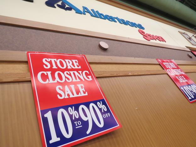 To inform customers of its closure, the Albertsons in Valencia has put up sale signs. 