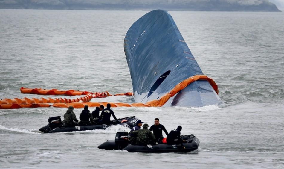 Two+Coastal+Guard+rescue+teams+head+for+the+capsized+South+Korean+ferry+in+frigid+waters%2C+hoping+to+find+survivors.