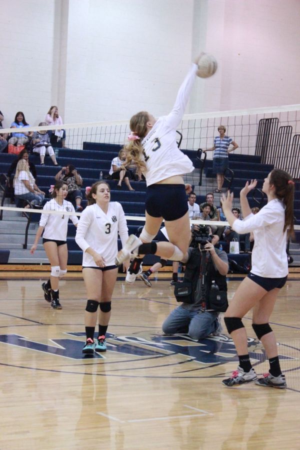 Volleyball faces Saugus in close game