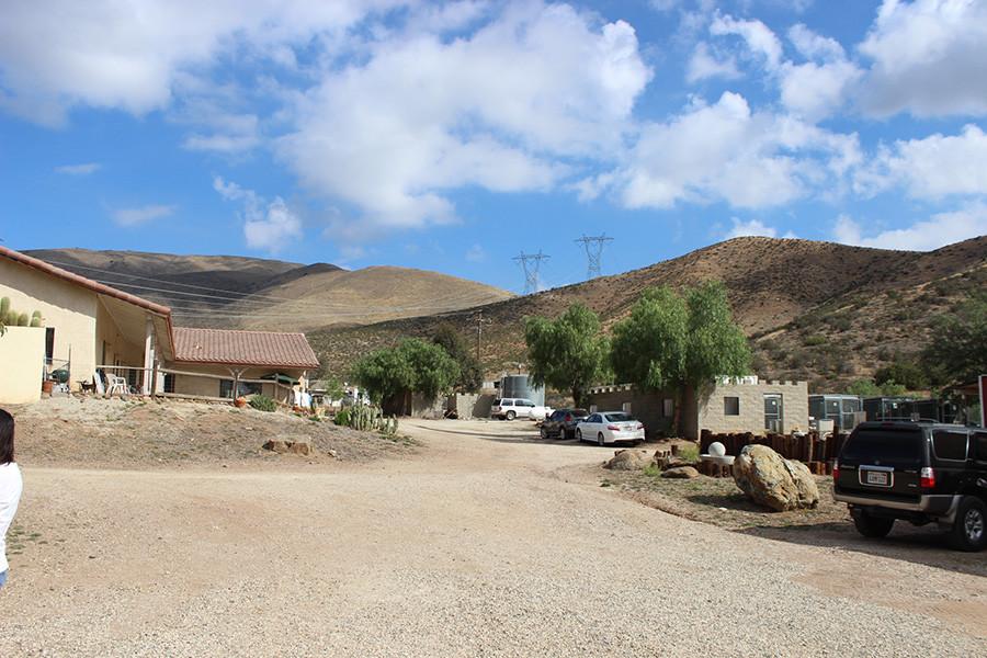 A cloudy morning of Oct. 17, perfect for a day of volunteering outdoors. After a 40-minute drive up to Agua Dulce, the students finally arrive at the Brittany Foundation, a privately-owned and “no-kill” animal sanctuary.